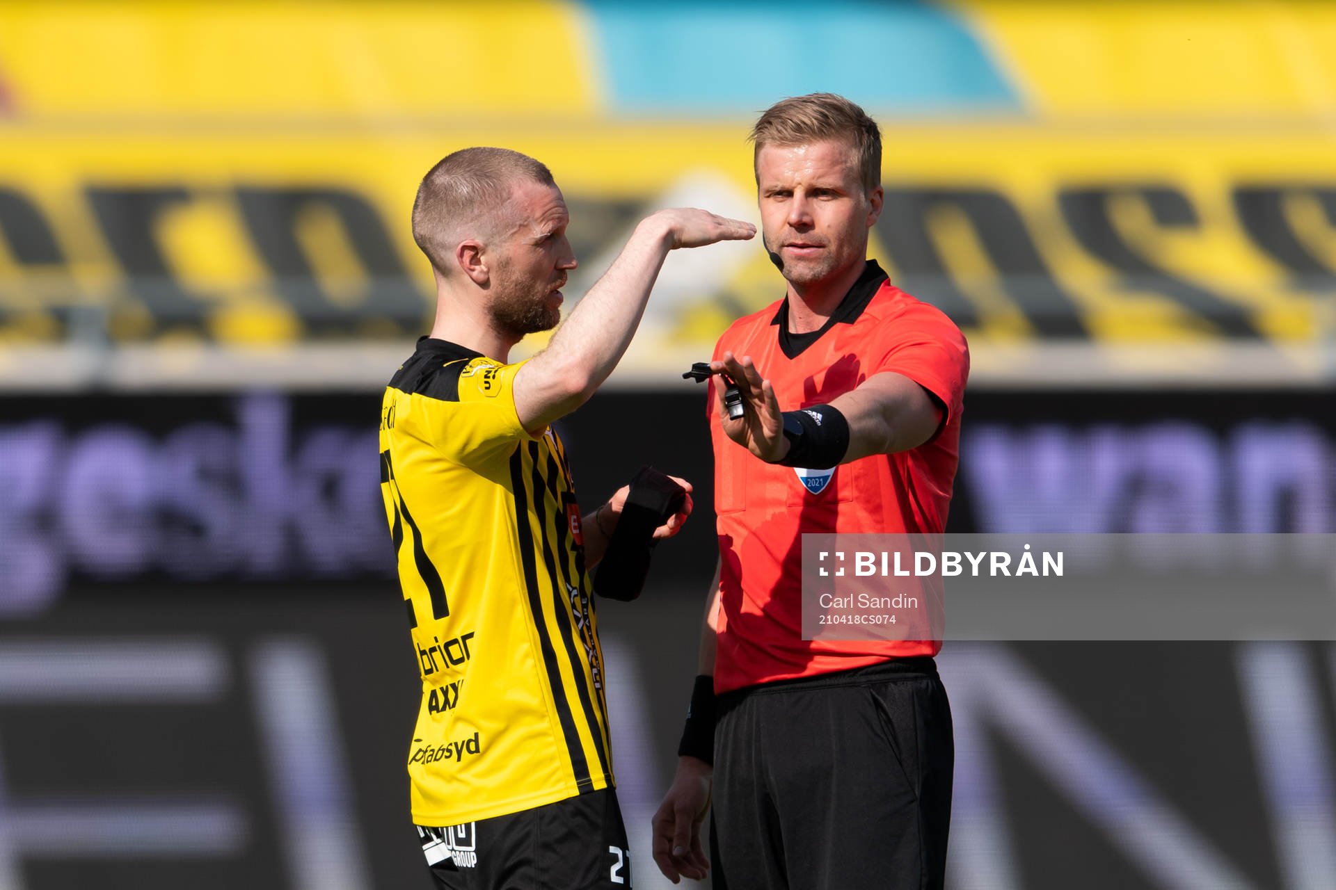 Häckens Rasmus Lindgren pratar med domare Glenn Nyberg
