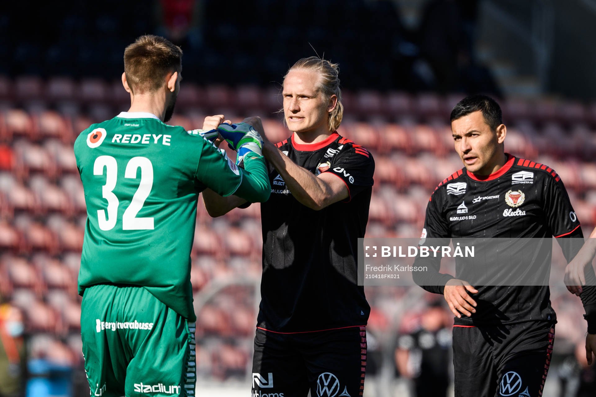 Kalmars målvakt Lucas Hägg Johansson och Henrik Löfkvist jublar efter fotbollsmatchen i Allsvenskan mellan Degerfors och Kalmar den 18 april 2021 i Örebro.