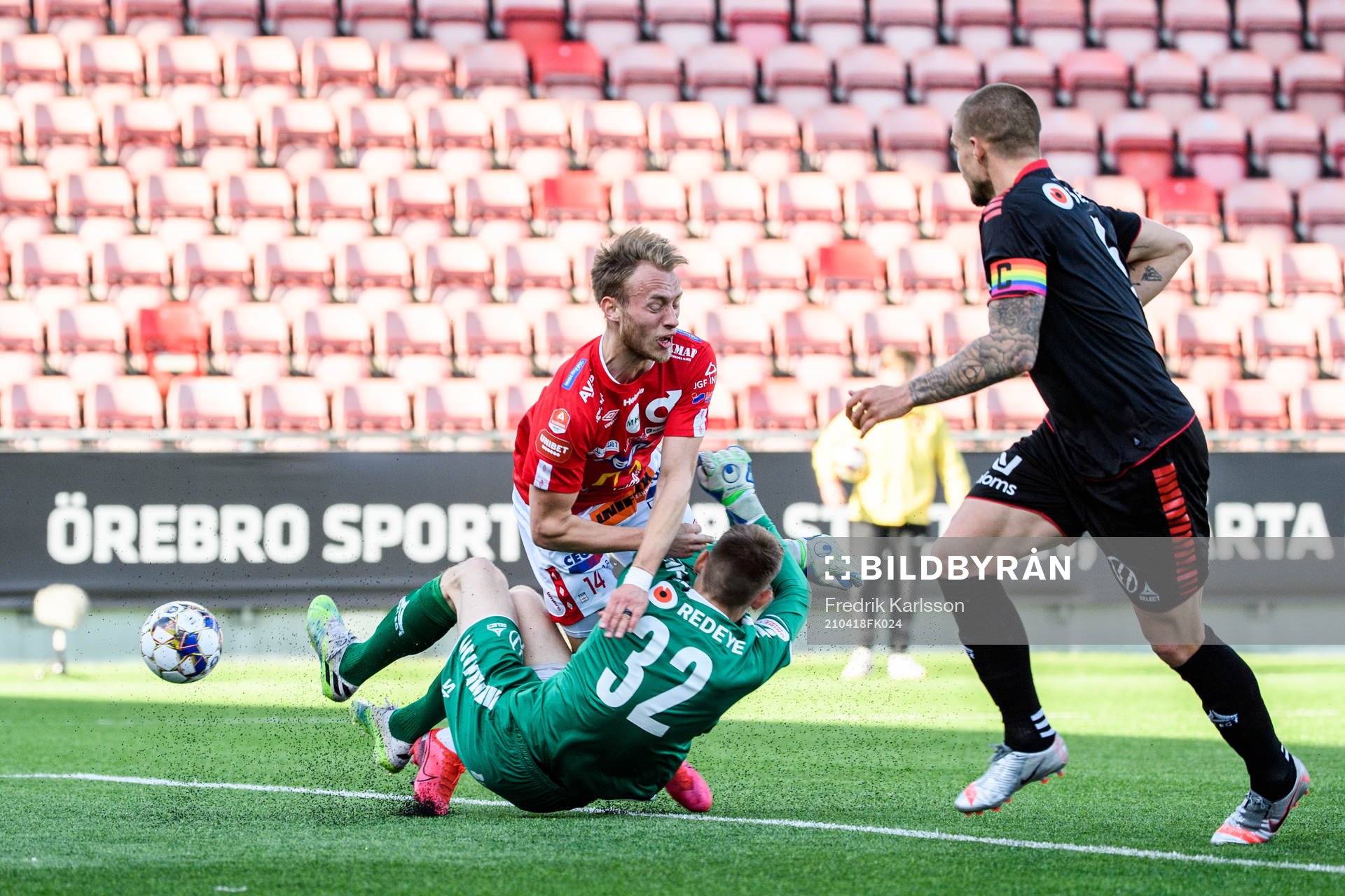 Degerfors Villiam Dahlström kolliderar med Kalmars