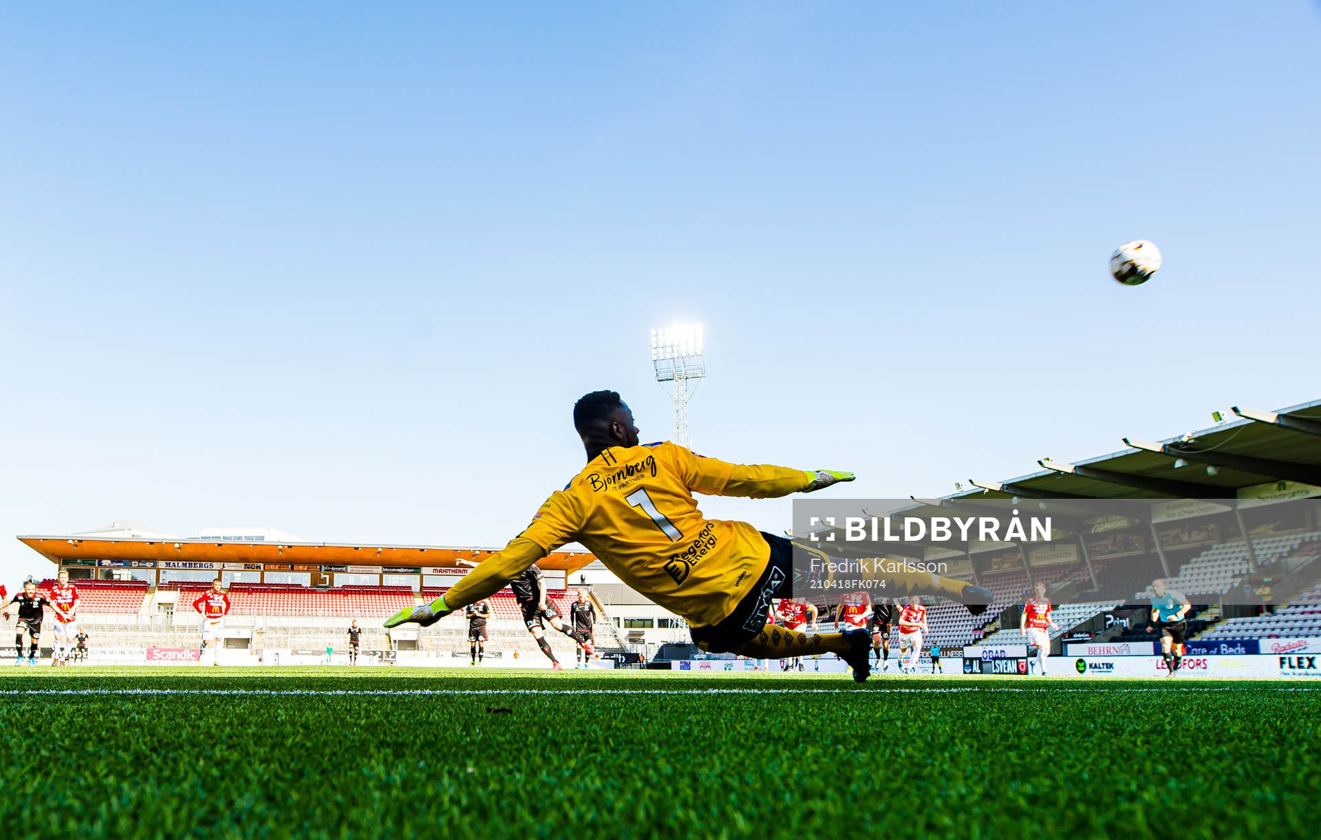 Degerfors målvakt Ismael Diawara ser på när Kalmars