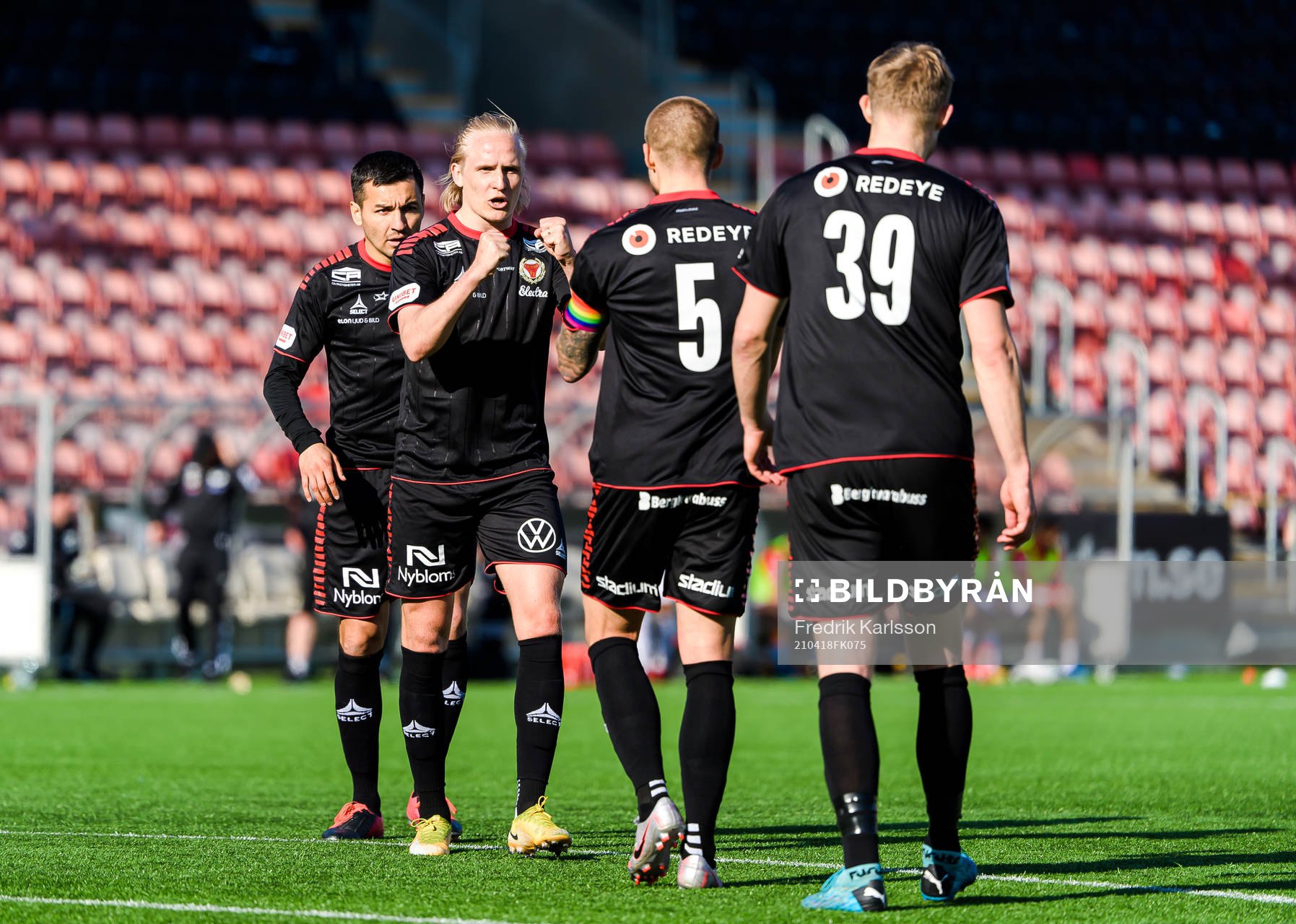 Kalmars Henrik Löfkvist jublar med lagkamrater