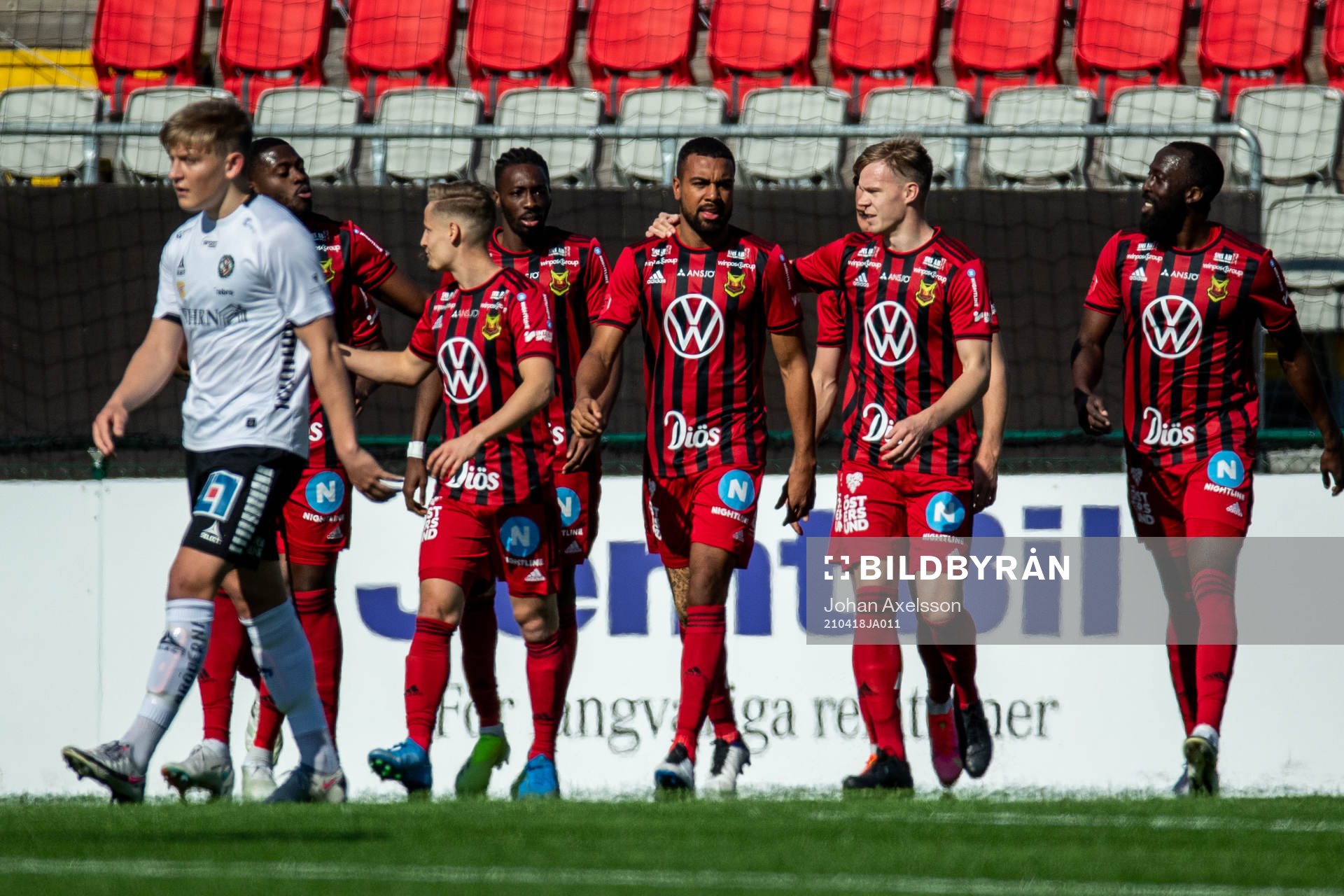 Östersunds spelare jublar efter 1-0 av Noah Sonko Sundberg under fotbollsmatchen i Allsvenskan mellan Östersund och Örebro den 18 april 2021 i Östersund.