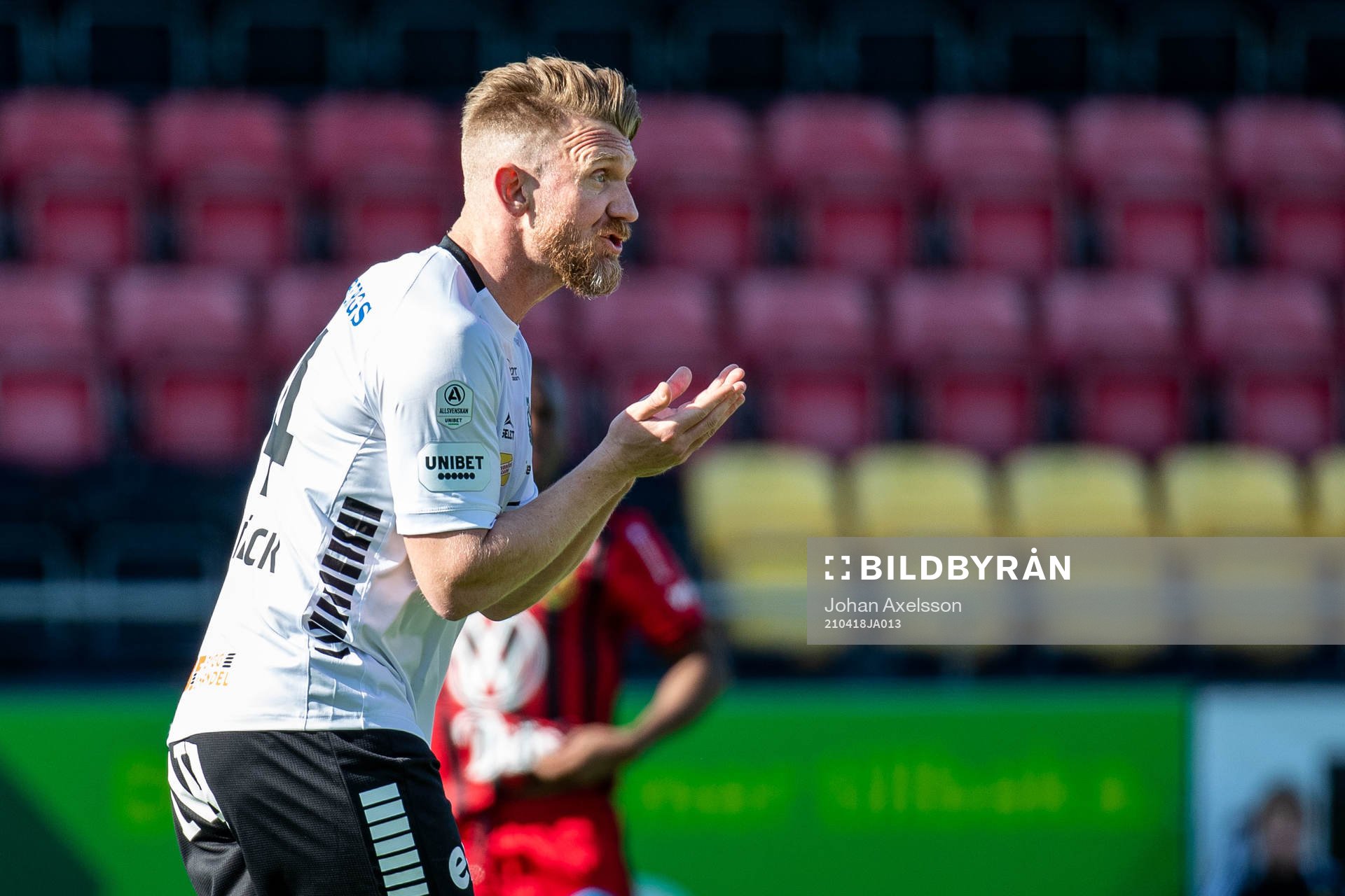 Örebros Michael Almebäck deppar