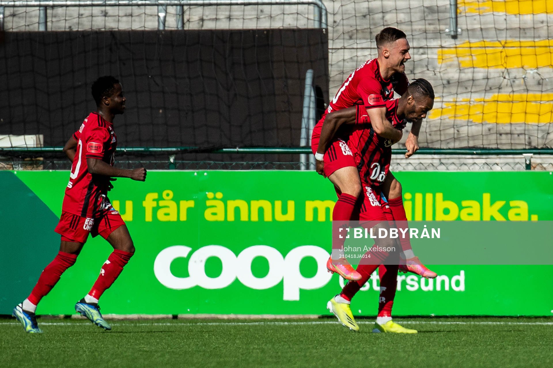 Östersunds Felix Hörberg och Blair Turgott jublar