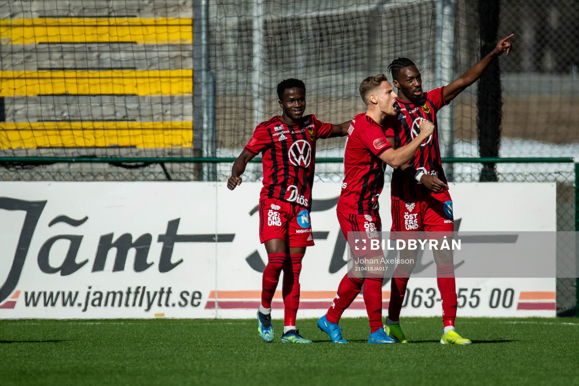 Östersunds Blair Turgott jublar med lagkamrater