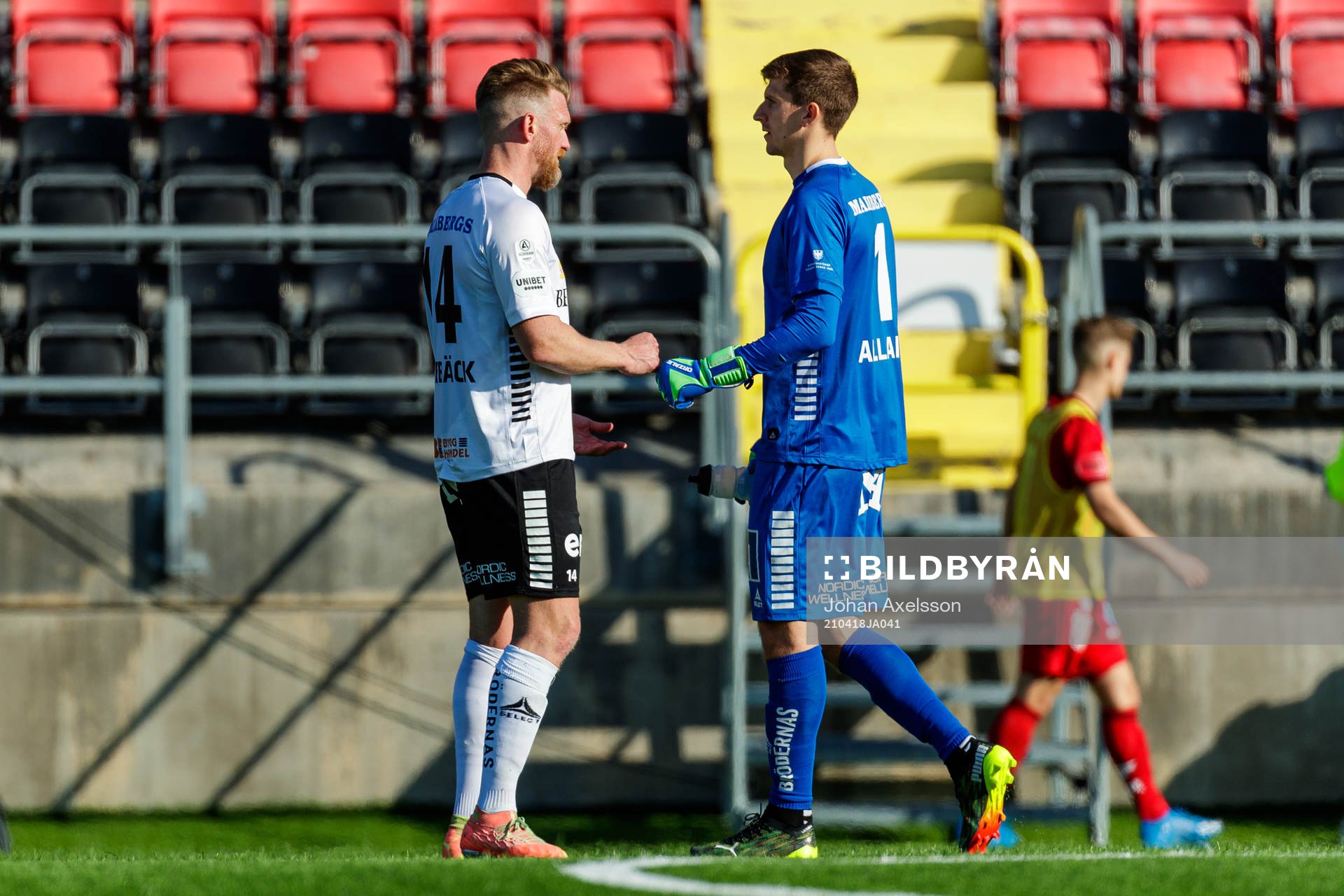 Örebros Michael Almebäck och målvakt Bobby Allain deppar