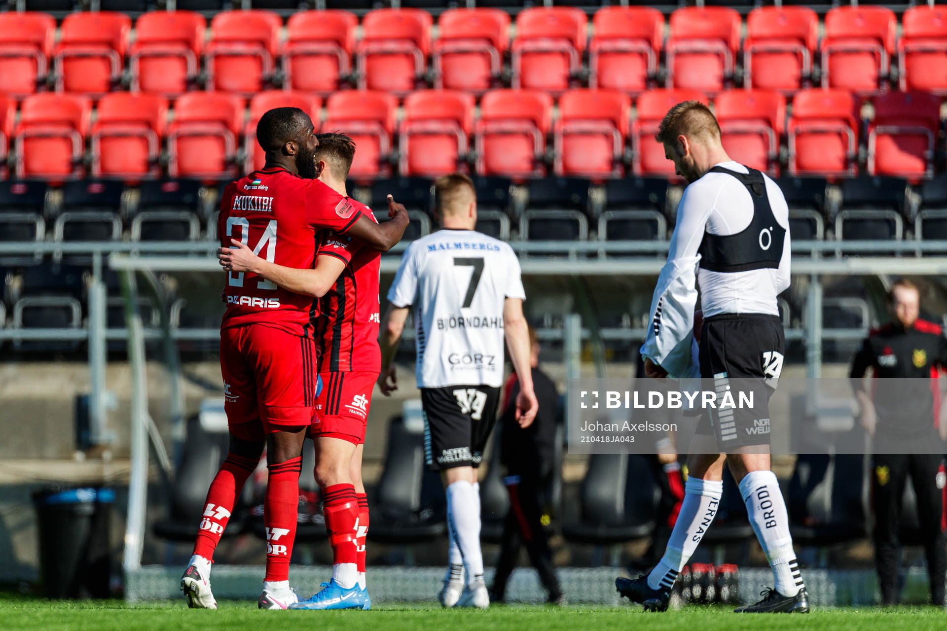 Östersunds Ronald Mukiibi jublar med Nikolaos Dosis