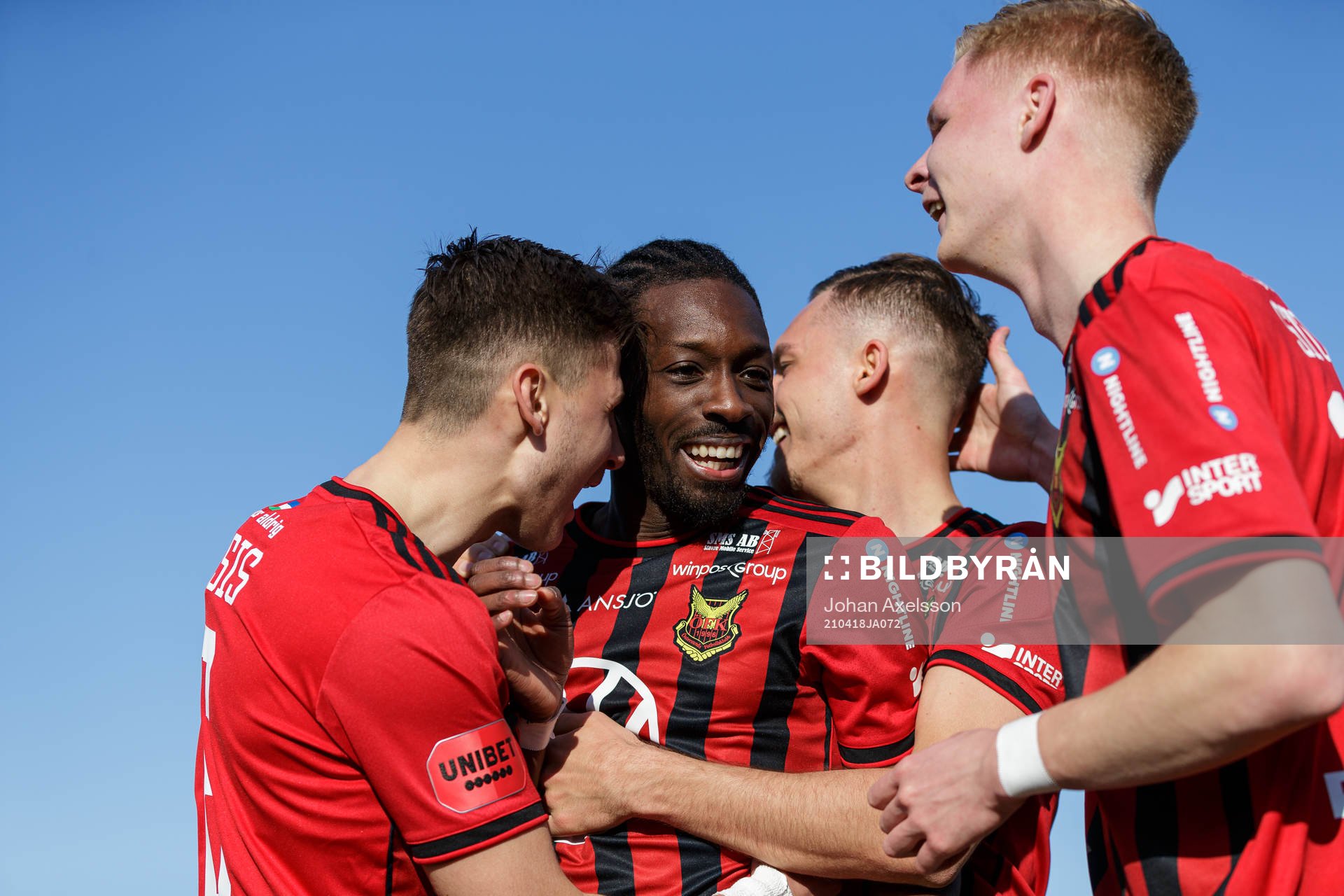 Östersunds Blair Turgott jublar med lagkamrater efter 4-0 under fotbollsmatchen i Allsvenskan mellan Östersund och Örebro den 18 april 2021 i Östersund.