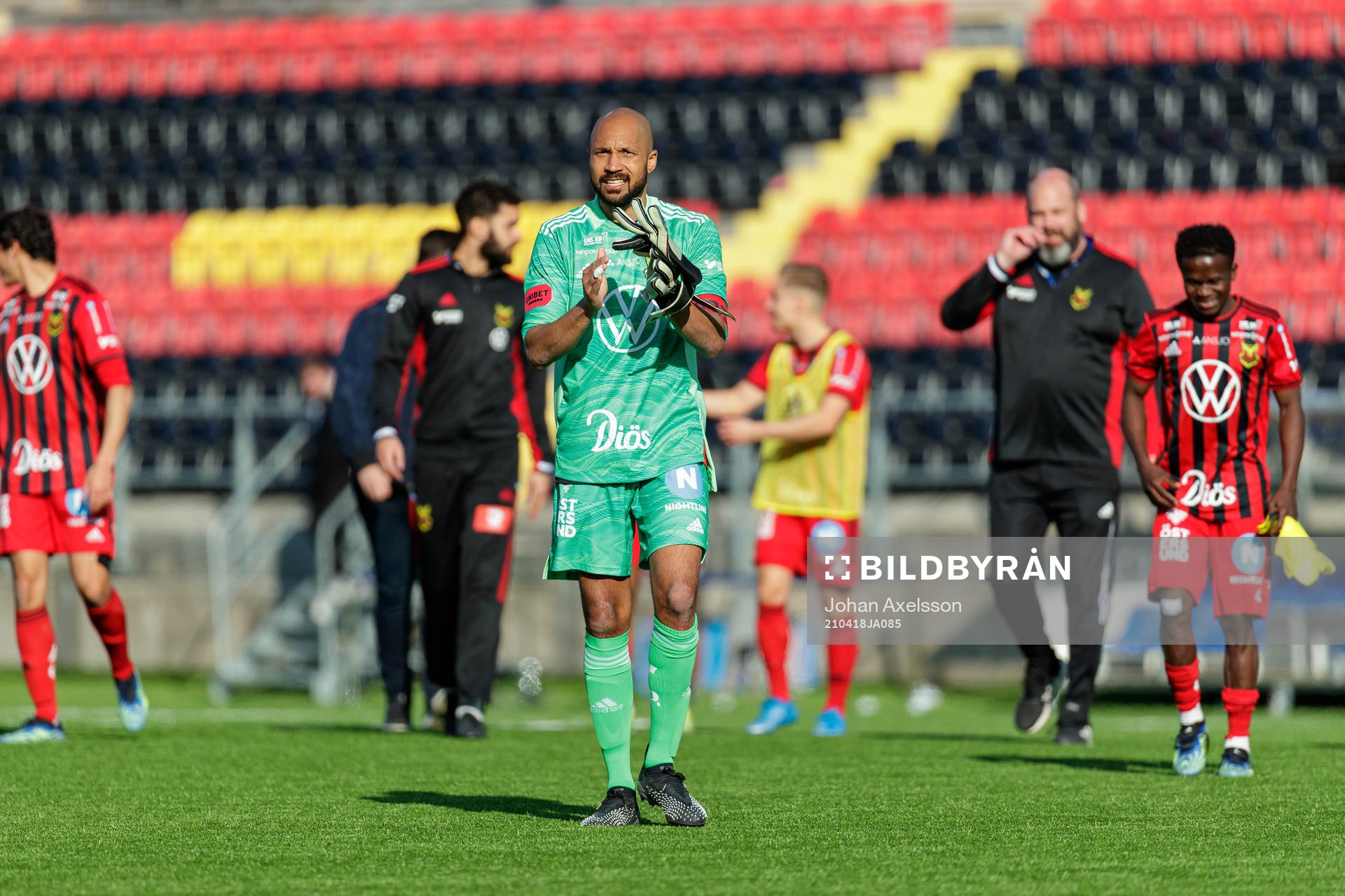 Östersunds målvakt Aly Keita tackar publiken