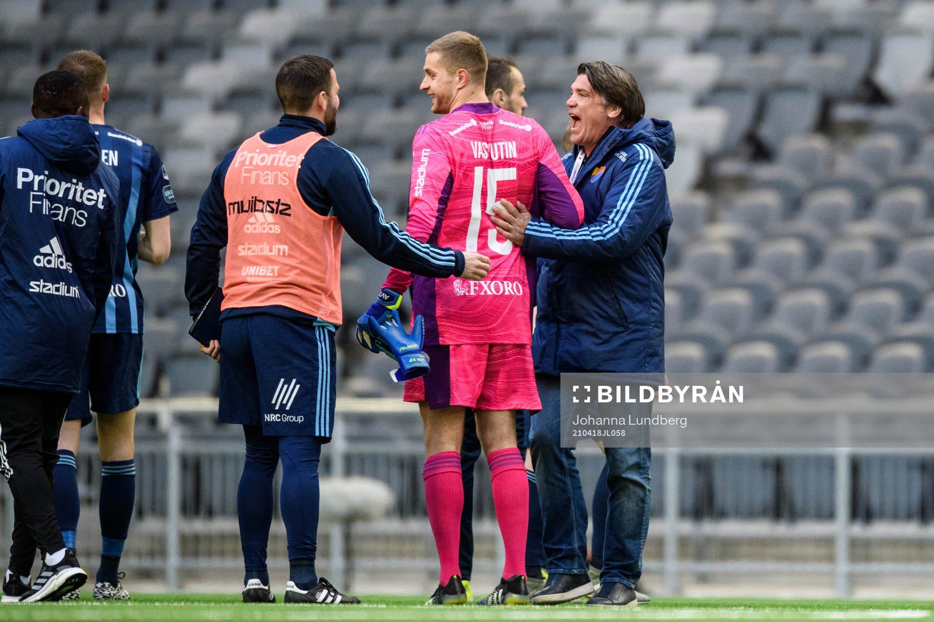 Djurgårdens målvakt Aleksandr Vasyutin och sportchef Bosse Andersson jublar efter fotbollsmatchen i Allsvenskan mellan Djurgården och IFK Norrköping den 18 april 2021 i Stockholm.