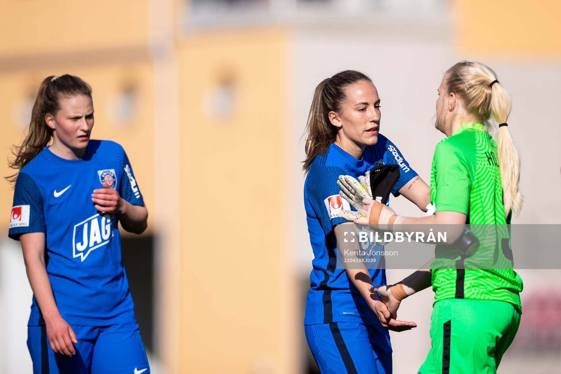 Eskilstunas Anna Oskarsson och målvakt Emma Holmgren