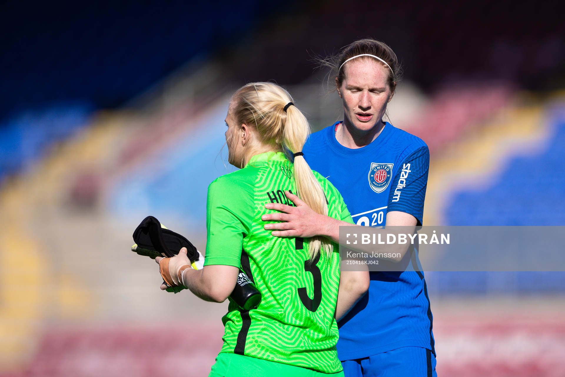 Eskilstunas målvakt Emma Holmgren och Vaila Barsley deppar