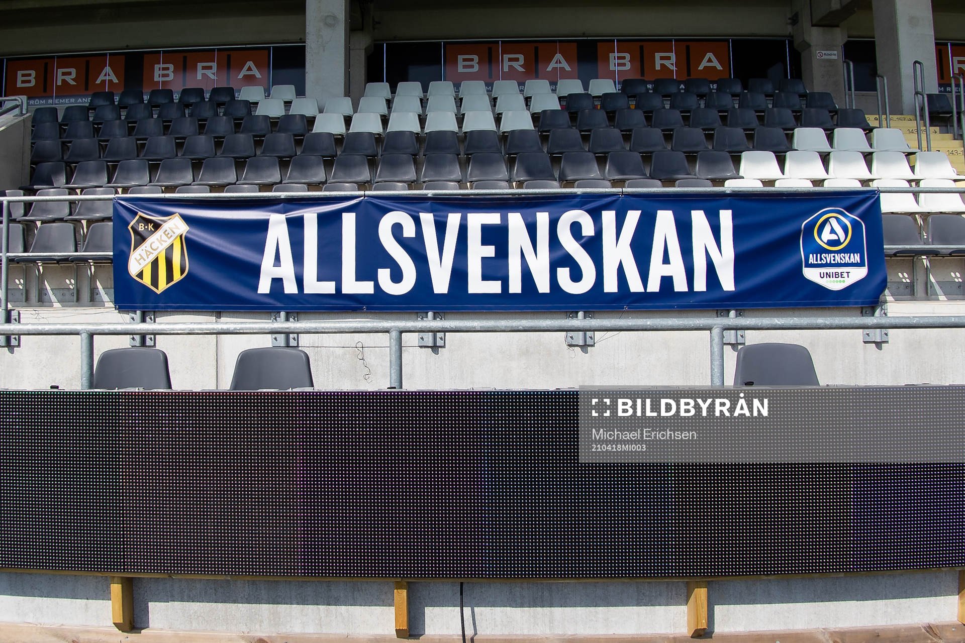 En banderoll för Allsvenskan på läktaren inne på