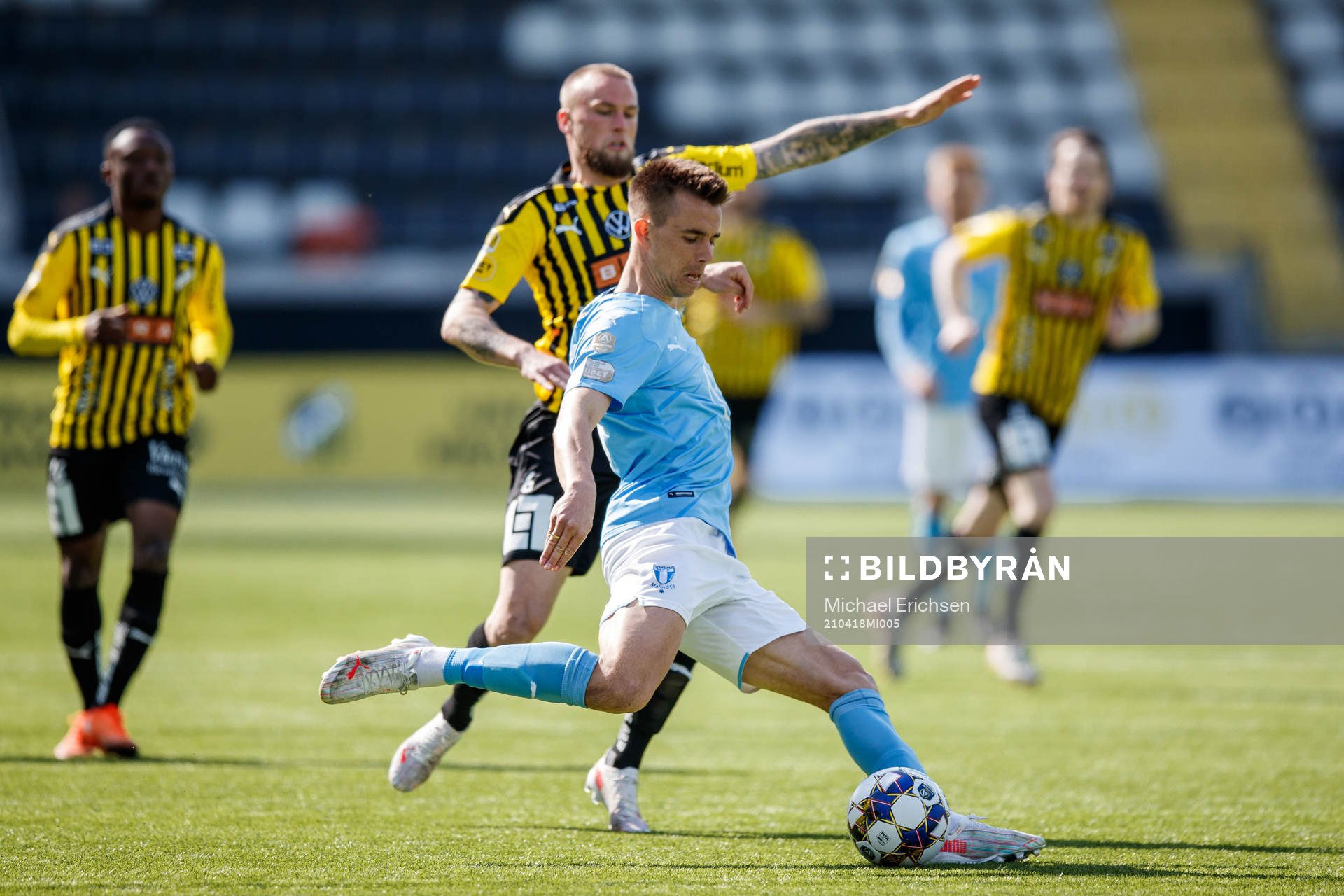 Malmö FFs Jonas Knudsen och Häckens Alexander Faltsetas