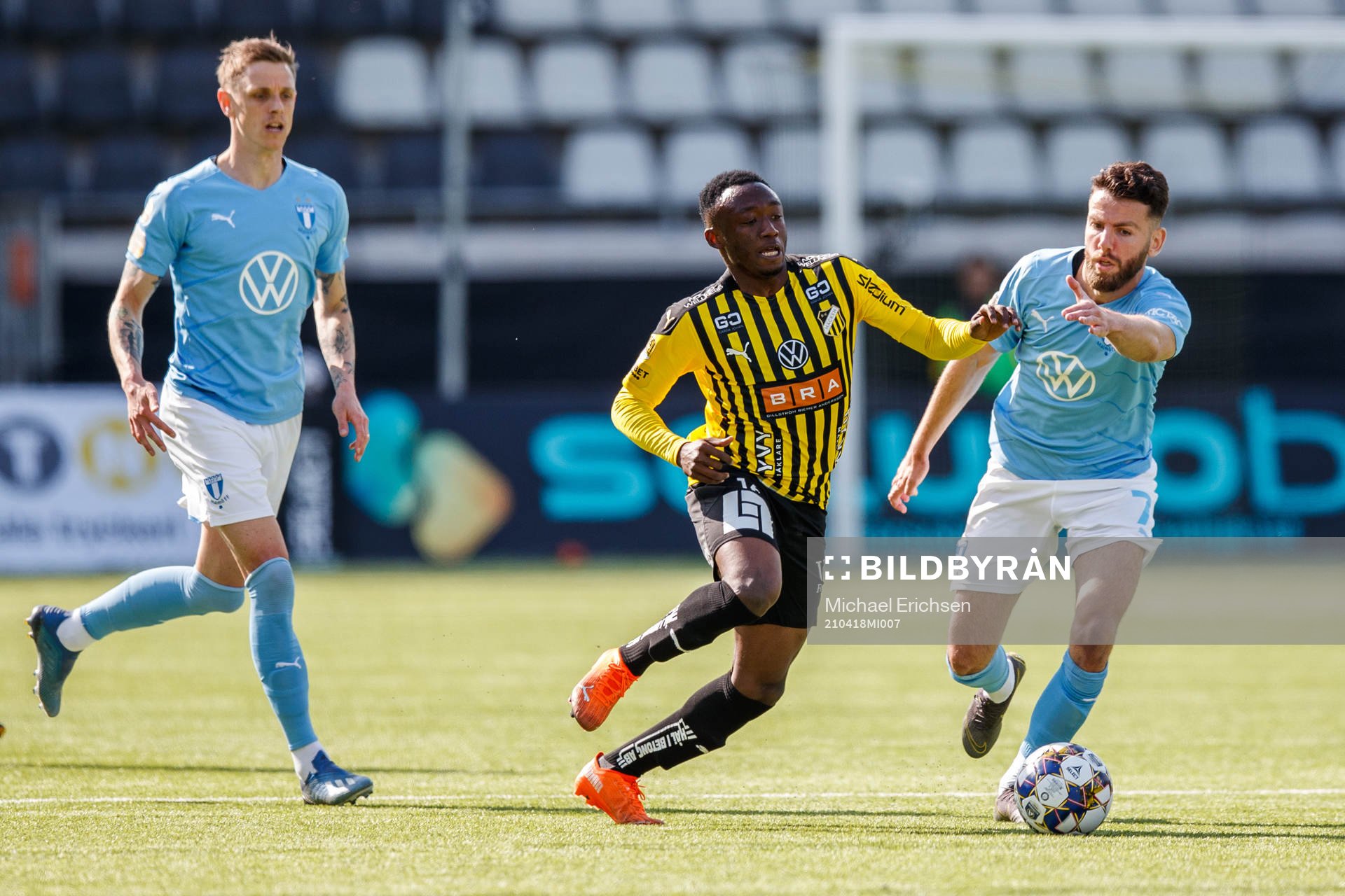 Häckens Benie Adama Traore och Malmö FFs Erdal Rakip