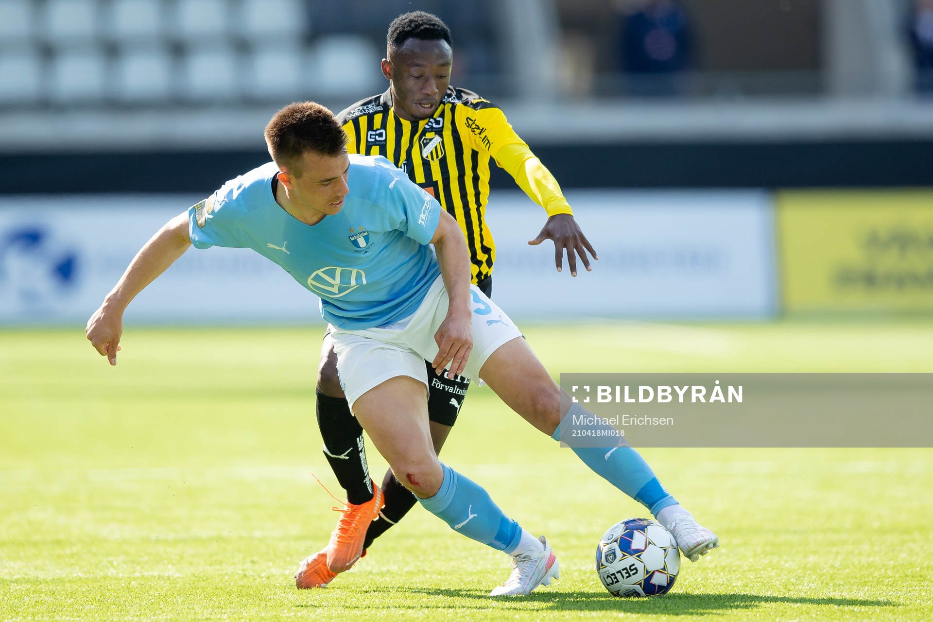 Malmö FFs Jonas Knudsen och Häckens Benie Adama Traore