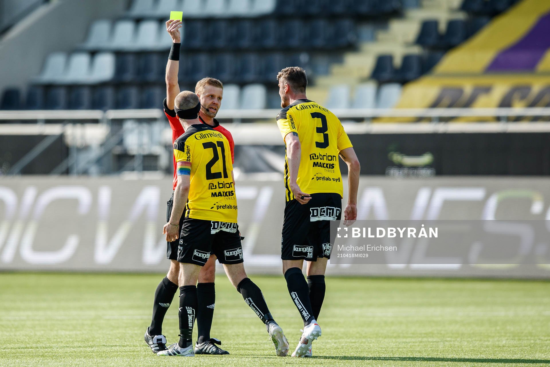 Domare Glenn Nyberg delar ut gult kort till Häckens Rasmus