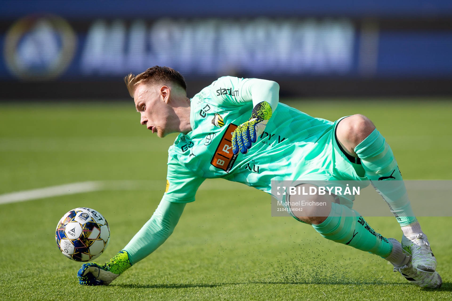Häckens målvakt Pontus Dahlberg med en räddning