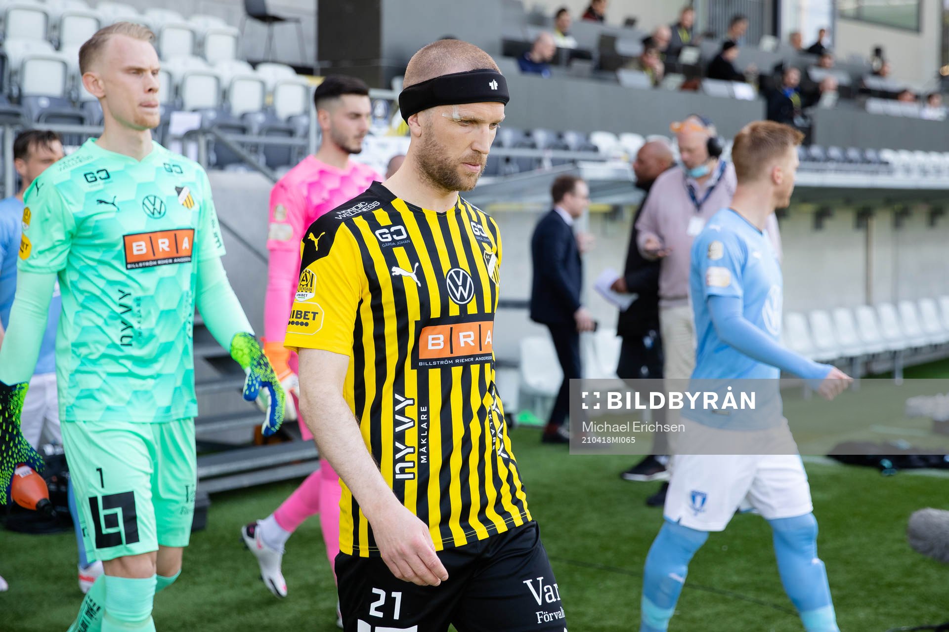 Häckens Rasmus Lindgren på väg ut för line up innan