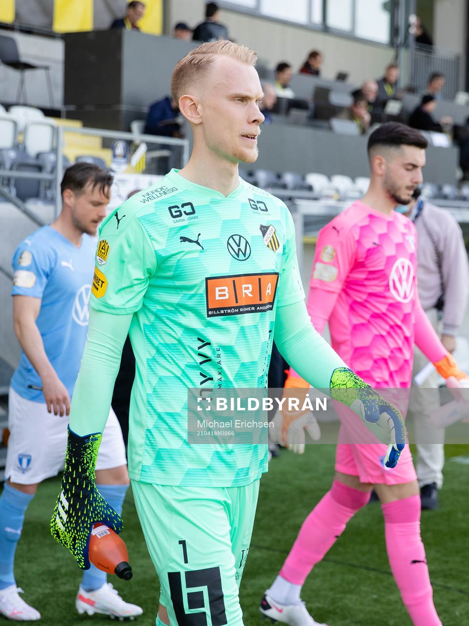 Häckens målvakt Pontus Dahlberg på väg ut för line up