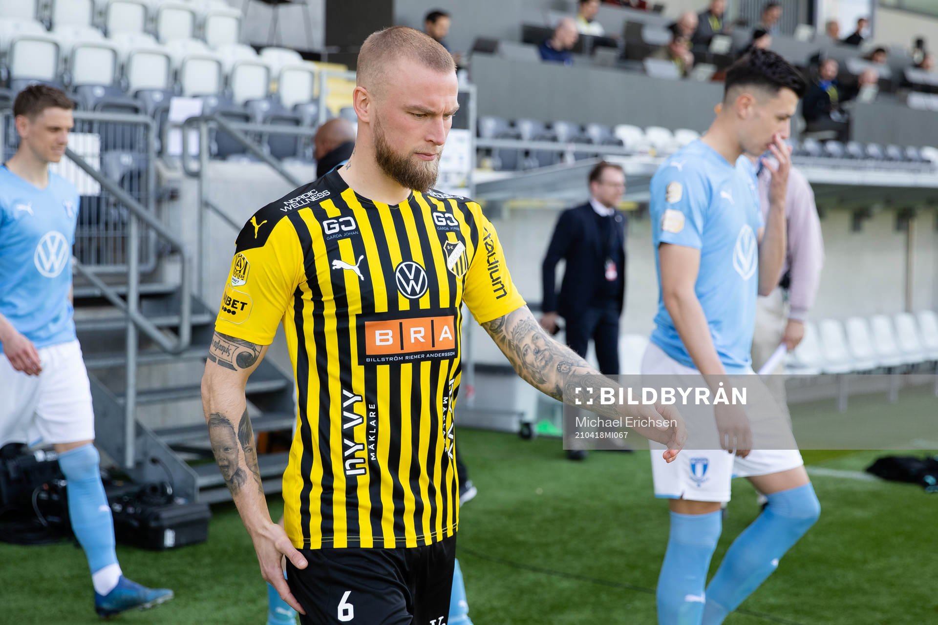 Häckens Alexander Faltsetas på väg ut för line up innan fotbollsmatchen i Allsvenskan mellan Häcken och Malmö FF den 18 april 2021 i Göteborg.