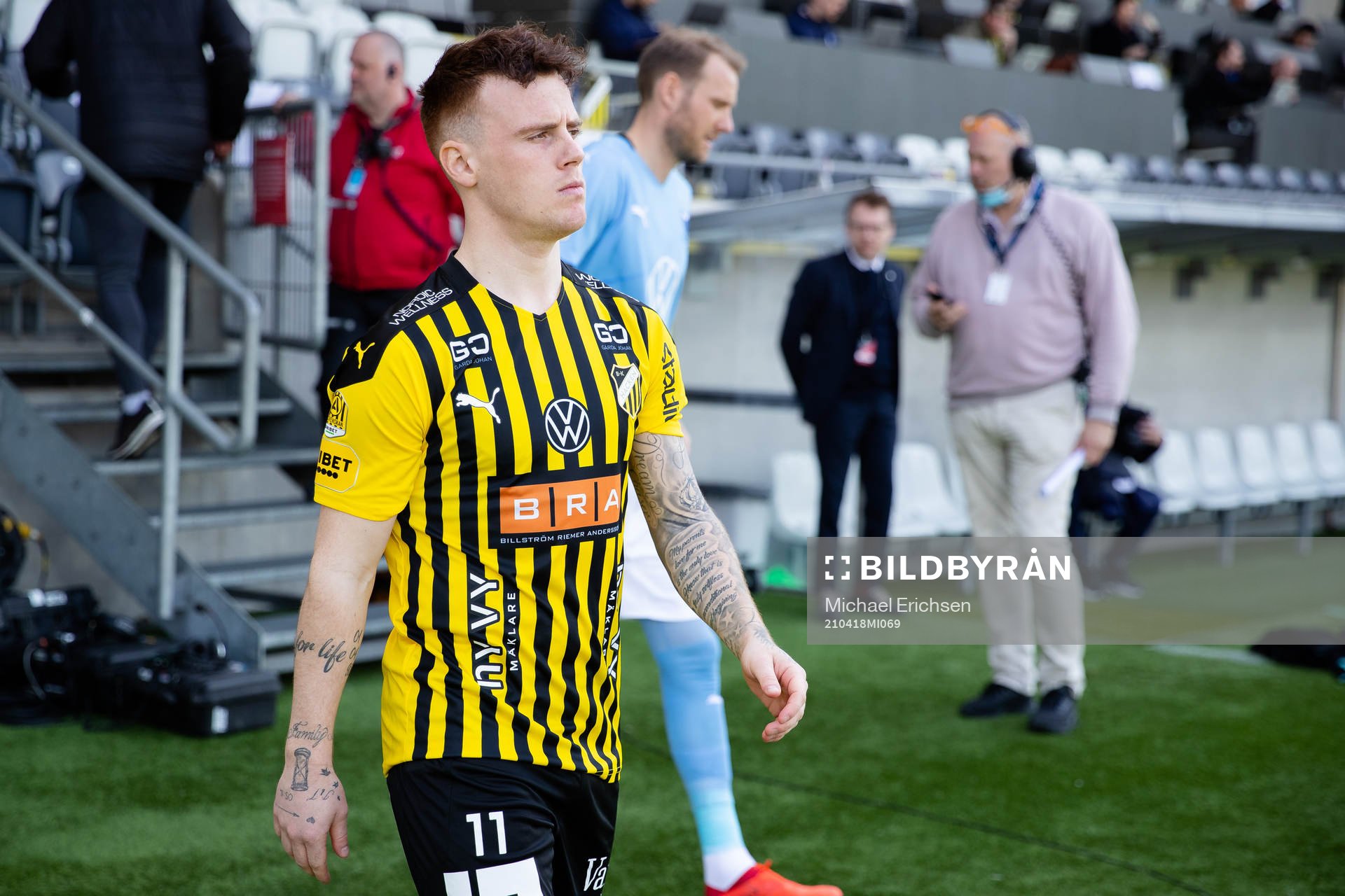 Häckens Tobias Heintz på väg ut för line up innan