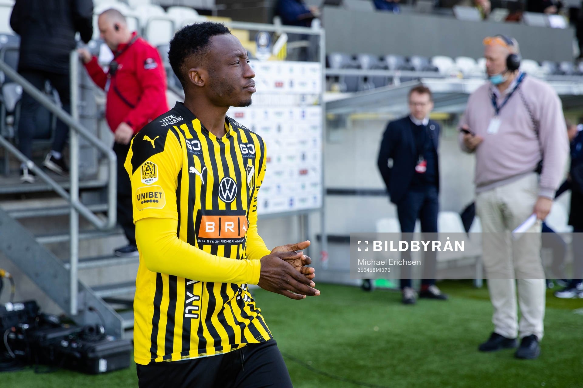 Häckens Benie Adama Traore på väg ut för line up innan