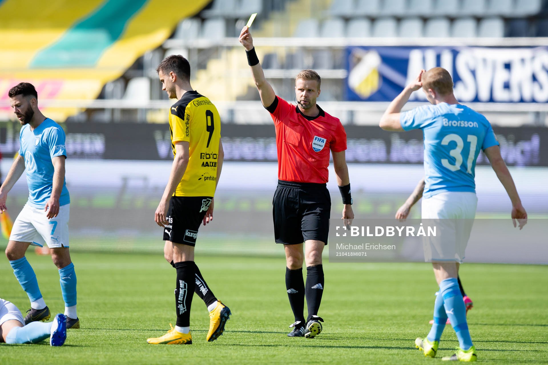 Häckens Alexander Jeremejeff  får en varning av domare