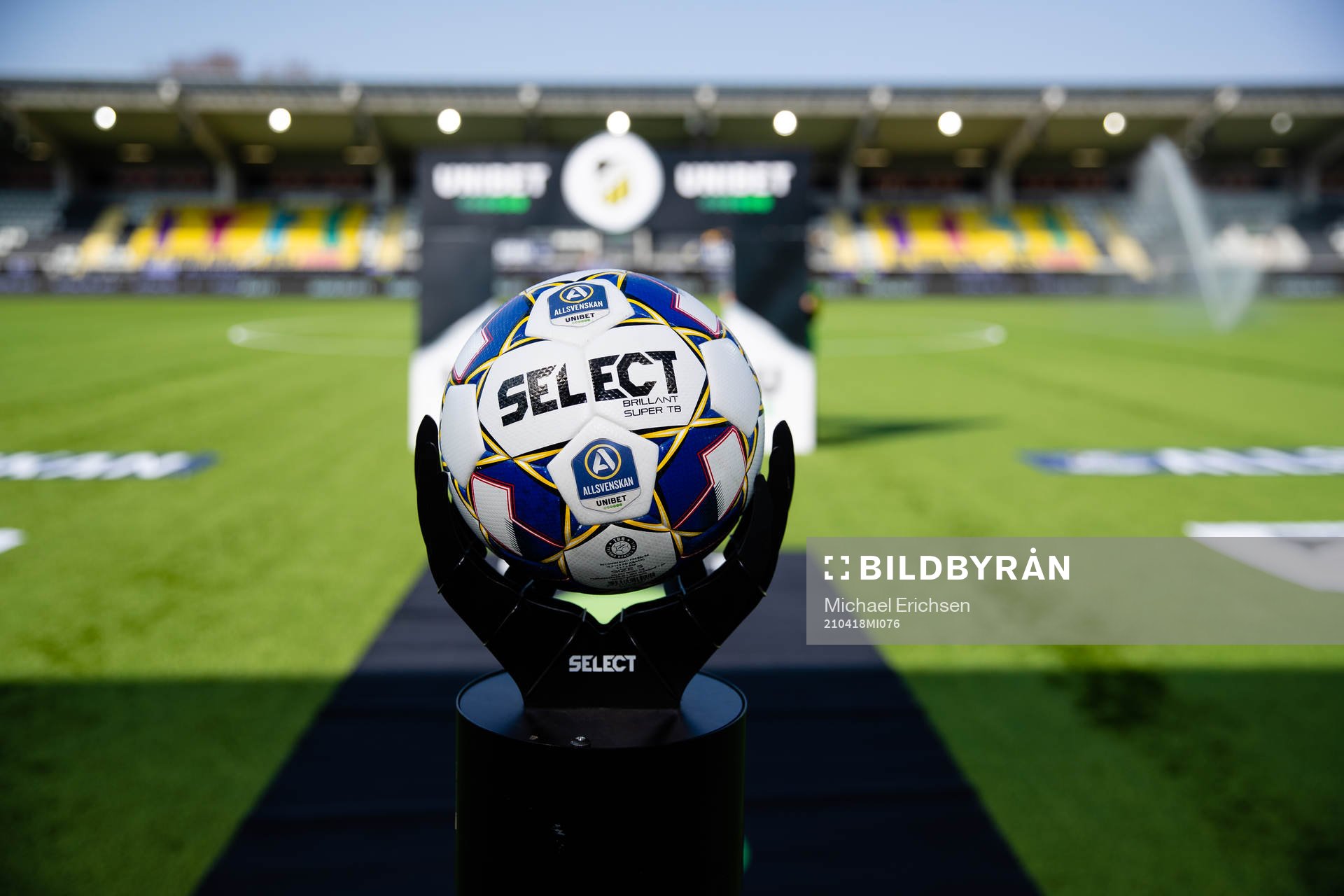 En matchboll på podie innan fotbollsmatchen i Allsvenskan