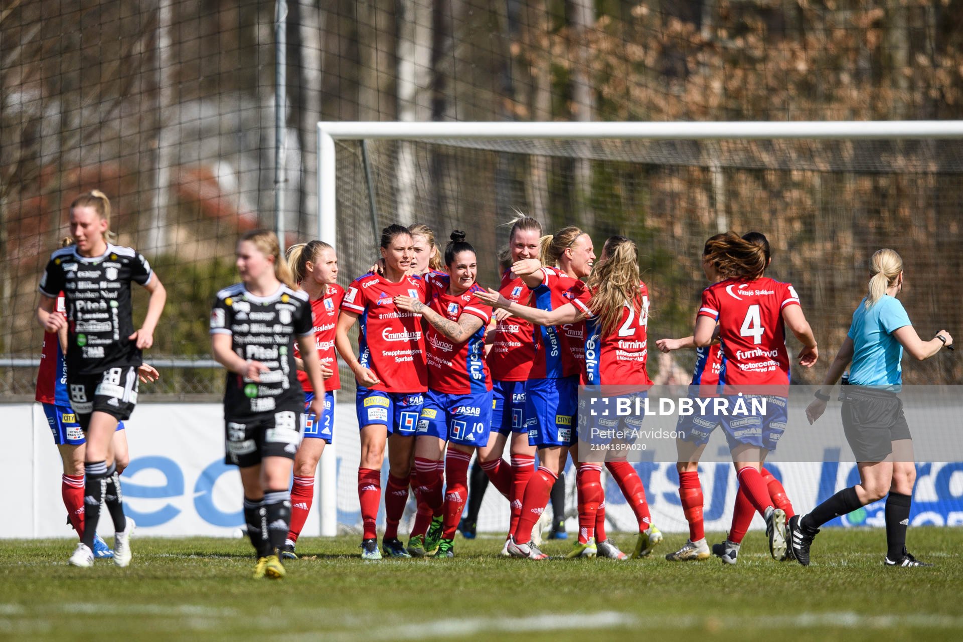 Vittsjös Emily Gielnik jublar med lagkamrater efter 1-1 under fotbollsmatchen i Damallsvenskan mellan Vittsjö och Piteå den 18 april 2021 i Vittsjö.