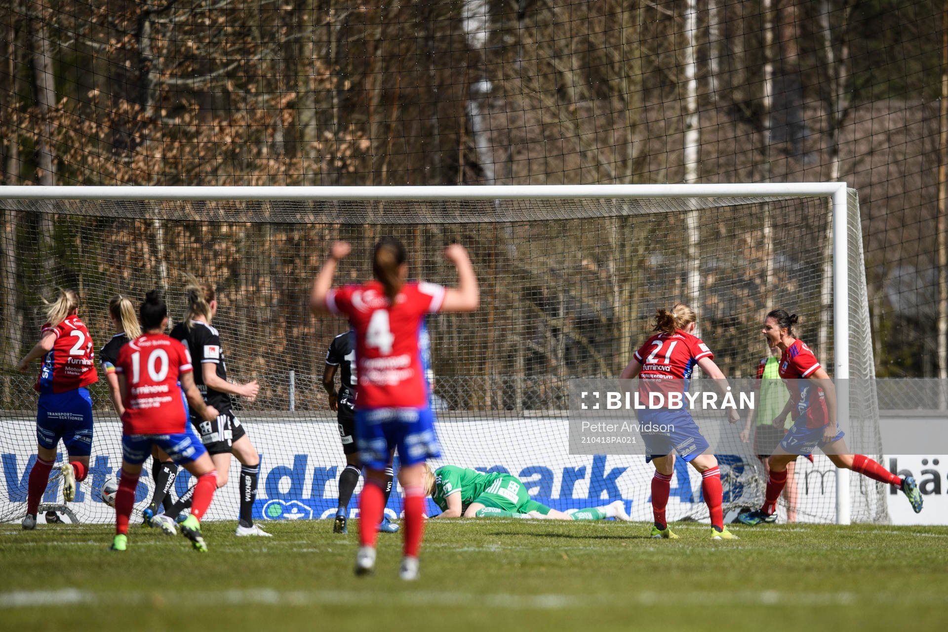 Vittsjös Emily Gielnik (h) jublar efter 1-1 under fotbollsmatchen i Damallsvenskan mellan Vittsjö och Piteå den 18 april 2021 i Vittsjö. 