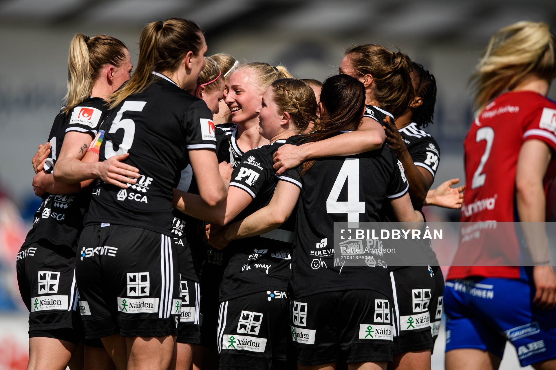 Piteås Ellen Löfqvist jublar med lagkamrater