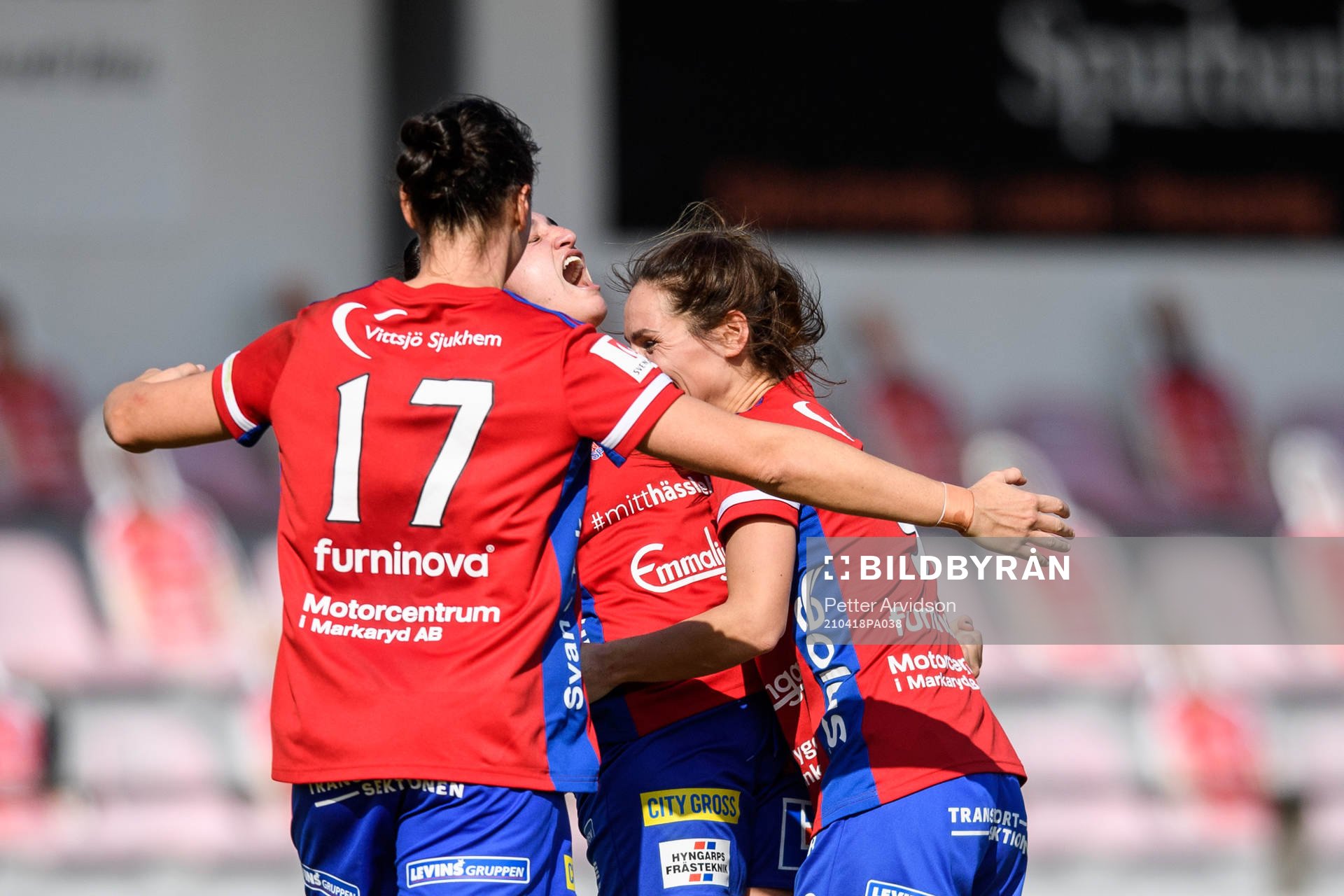 Vittsjös Fernanda Da Silva jublar med lagkamrater efter 2-1 under fotbollsmatchen i Damallsvenskan mellan Vittsjö och Piteå den 18 april 2021 i Vittsjö.