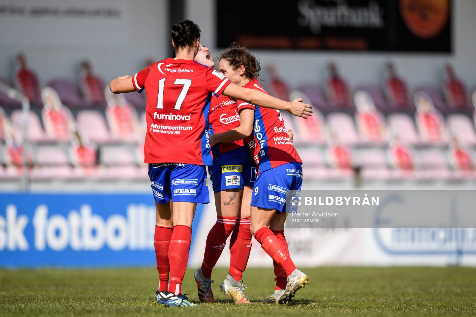 Vittsjös Fernanda Da Silva jublar med lagkamrater