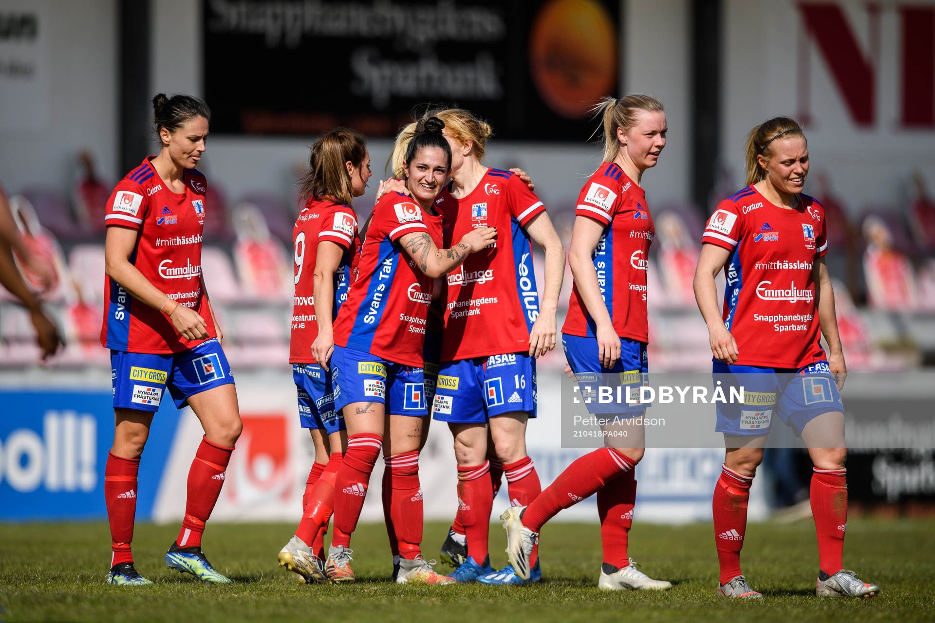 Vittsjös Fernanda Da Silva jublar med lagkamrater efter 2-1 under fotbollsmatchen i Damallsvenskan mellan Vittsjö och Piteå den 18 april 2021 i Vittsjö.