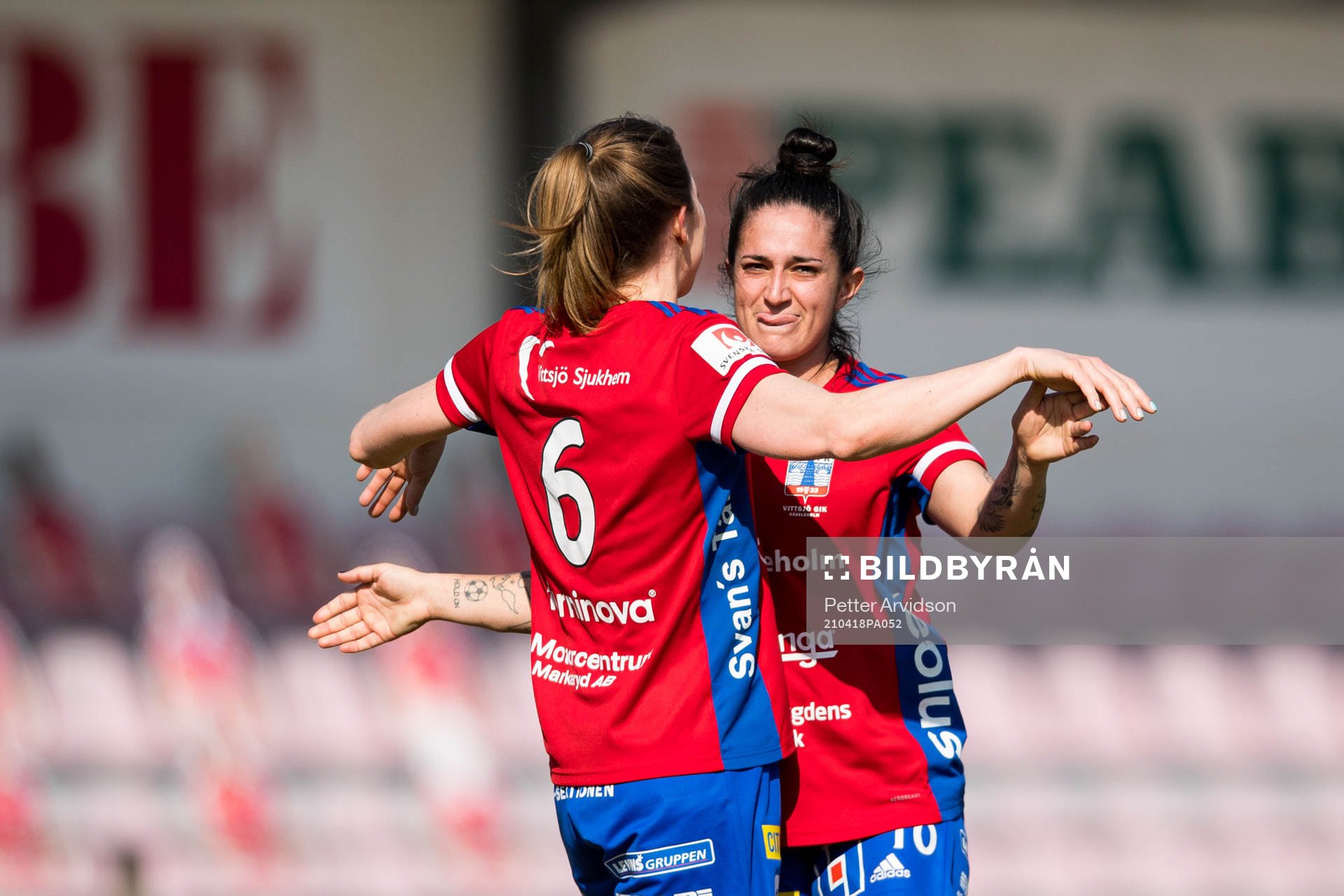 Vittsjös Fernanda Da Silva och Clara Markstedt jublar