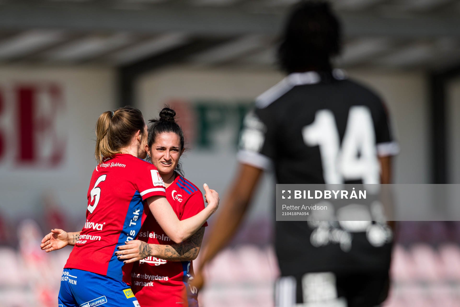 Vittsjös Fernanda Da Silva och Clara Markstedt jublar