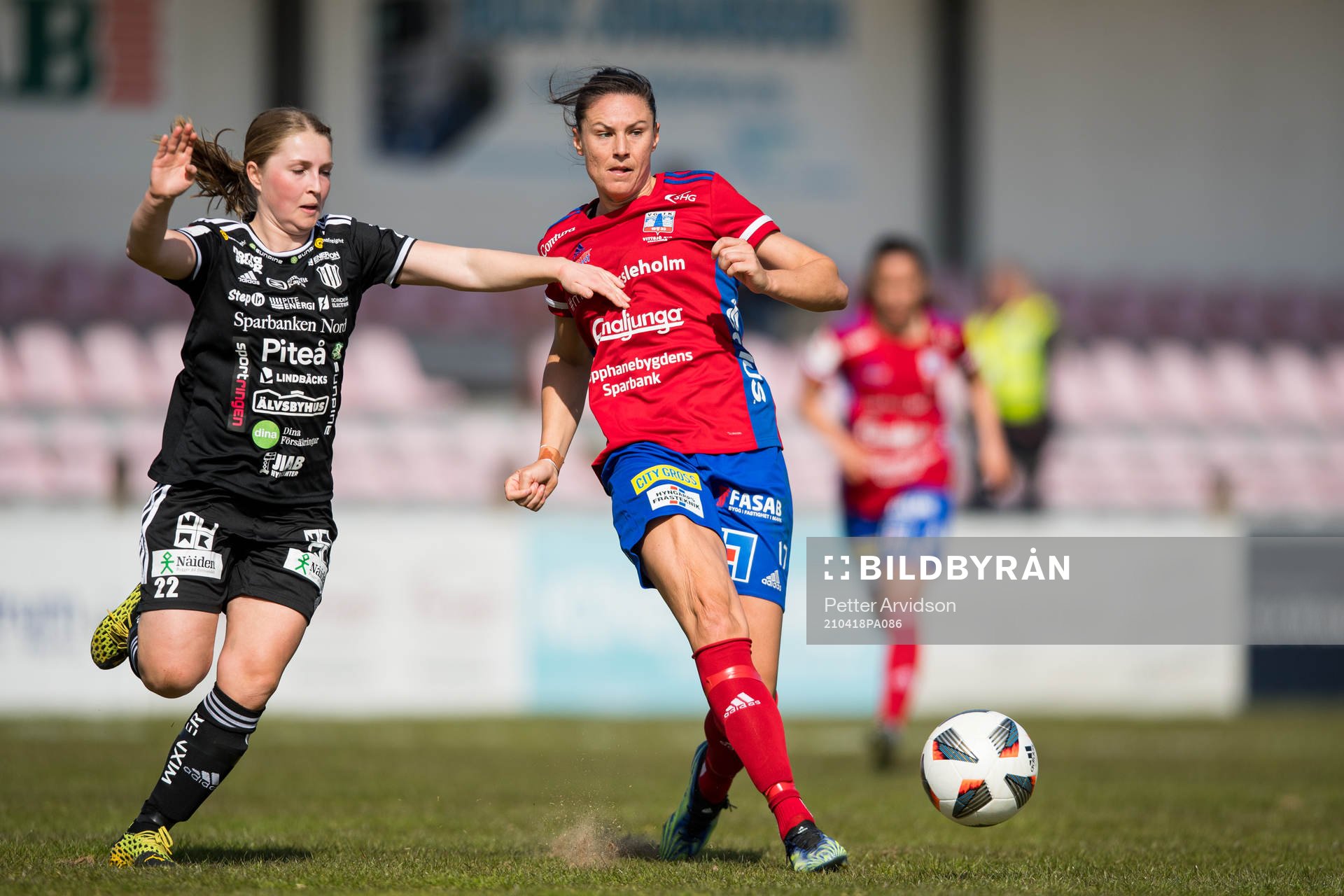 Piteås Hanna Andersson och Vittsjös Briana Campos under fotbollsmatchen i Damallsvenskan mellan Vittsjö och Piteå den 18 april 2021 i Vittsjö.