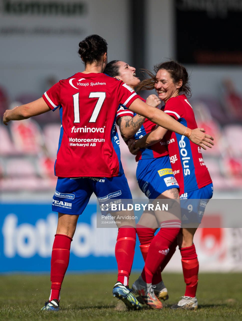 Vittsjös Fernanda Da Silva jublar med Elisabet Klinga