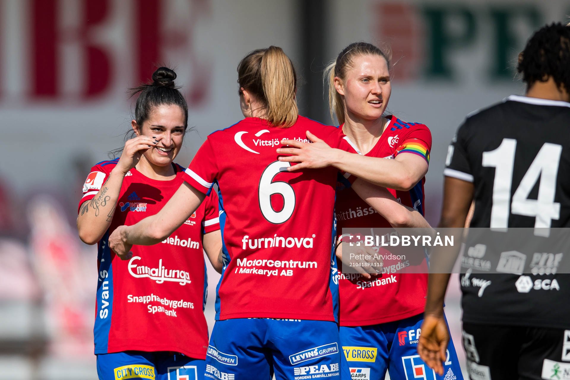 Vittsjös Fernanda Da Silva jublar med Clara Markstedt