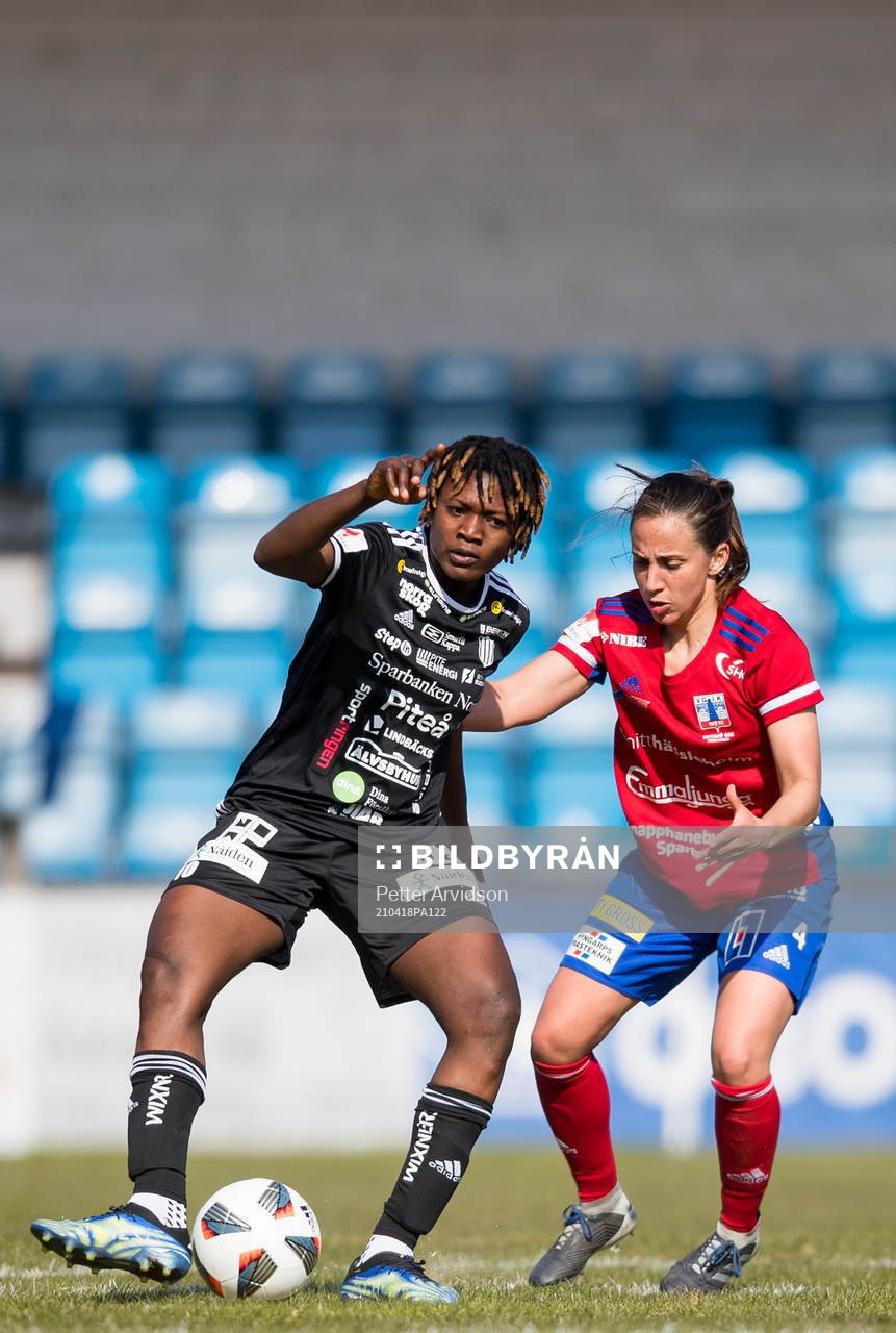 Piteås Anam Imo och Vittsjös Briana Campos under fotbollsmatchen i Damallsvenskan mellan Vittsjö och Piteå den 18 april 2021 i Vittsjö. 