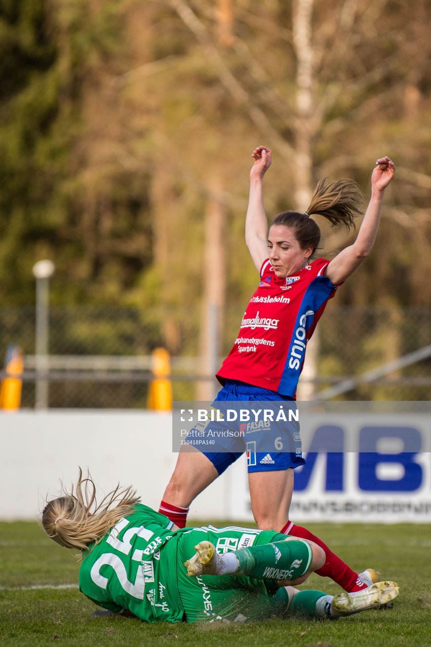 Vittsjös Clara Markstedt och Piteås målvakt Guro