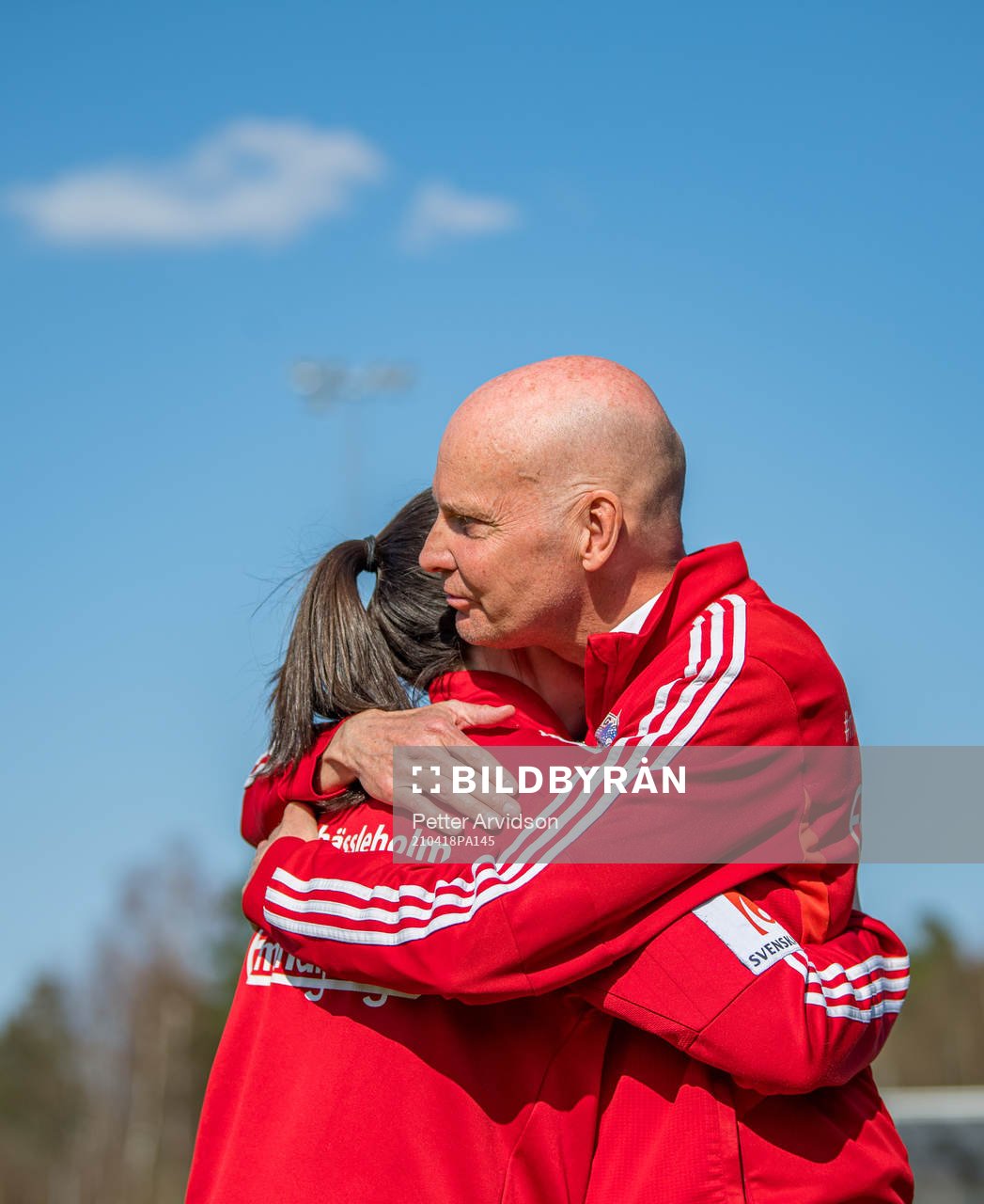 Vittsjös tränare Thomas Mårtensson kramar om målvakt Shannon Lynn efter fotbollsmatchen i Damallsvenskan mellan Vittsjö och Piteå den 18 april 2021 i Vittsjö.