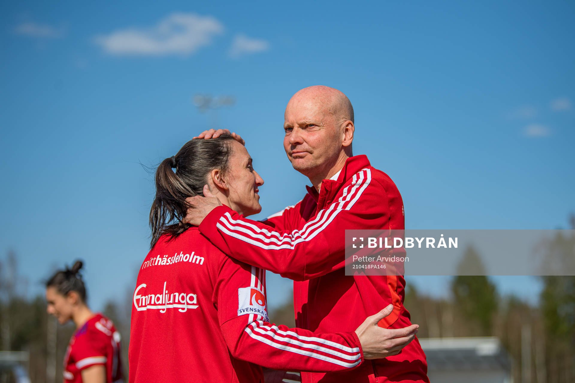 Vittsjös tränare Thomas Mårtensson kramar om målvakt Shannon Lynn efter fotbollsmatchen i Damallsvenskan mellan Vittsjö och Piteå den 18 april 2021 i Vittsjö.