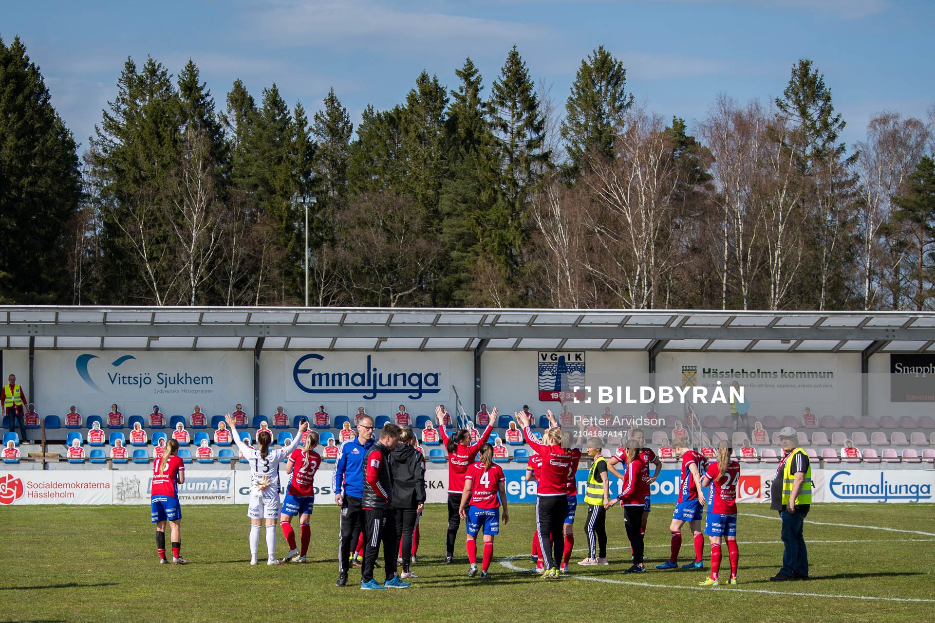 Vittsjös spelare tackar publiken som är pappfigurer efter fotbollsmatchen i Damallsvenskan mellan Vittsjö och Piteå den 18 april 2021 i Vittsjö.