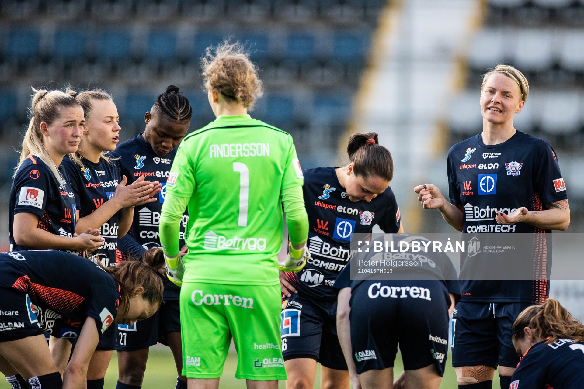 Linköpings Nilla Fischer pratar med sina lagkamrater
