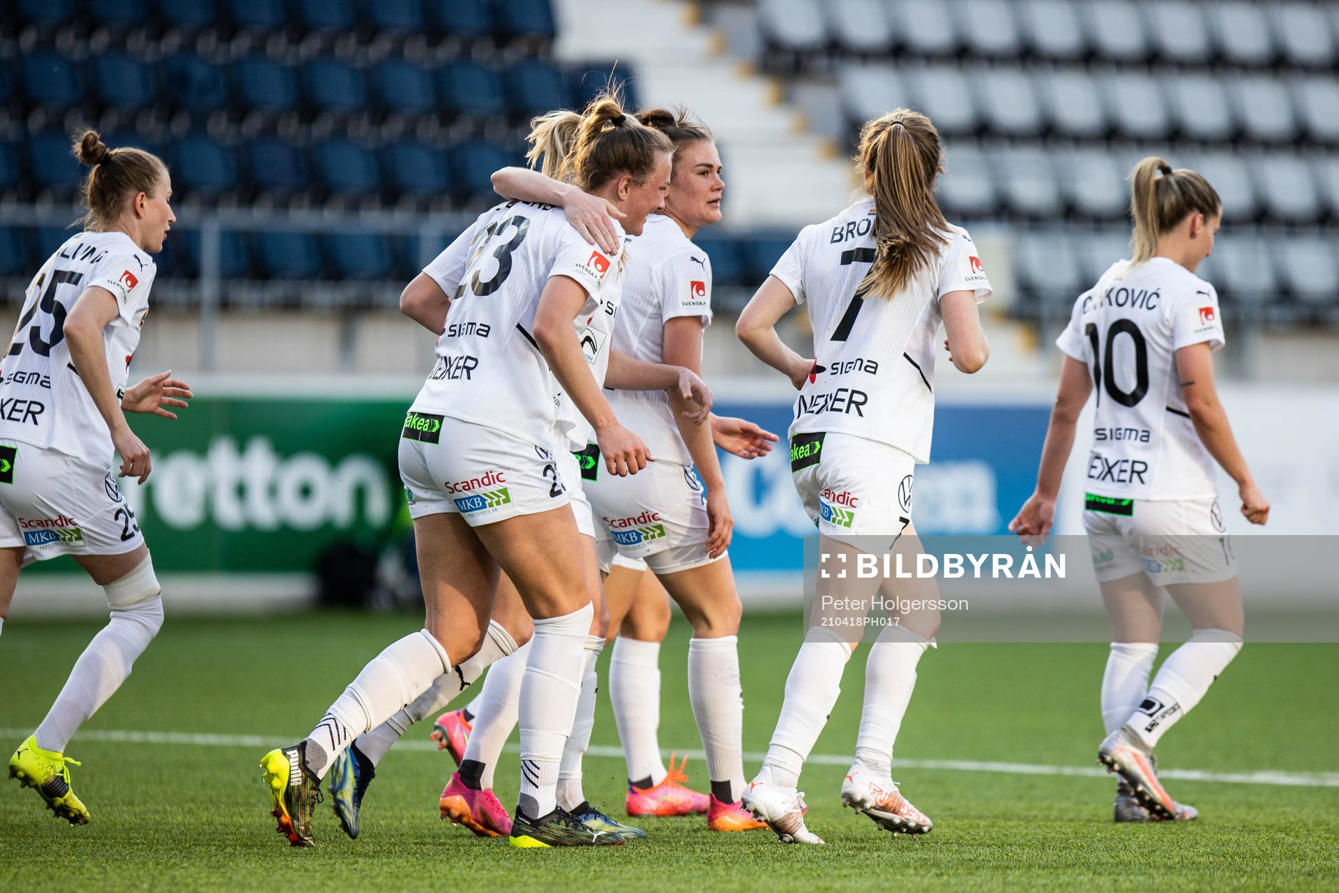 Rosengårds Stefanie Sanders jublar med lagkamrater