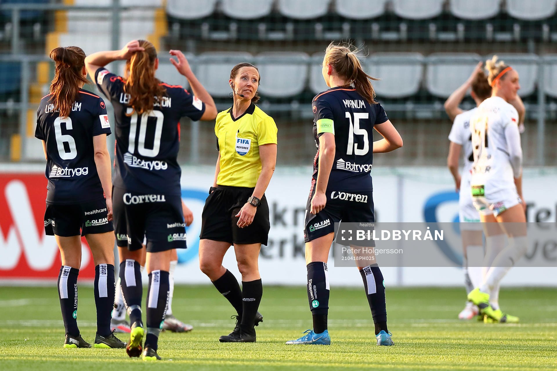 Linköpings spelare reagerar när domare Pernilla Larsson