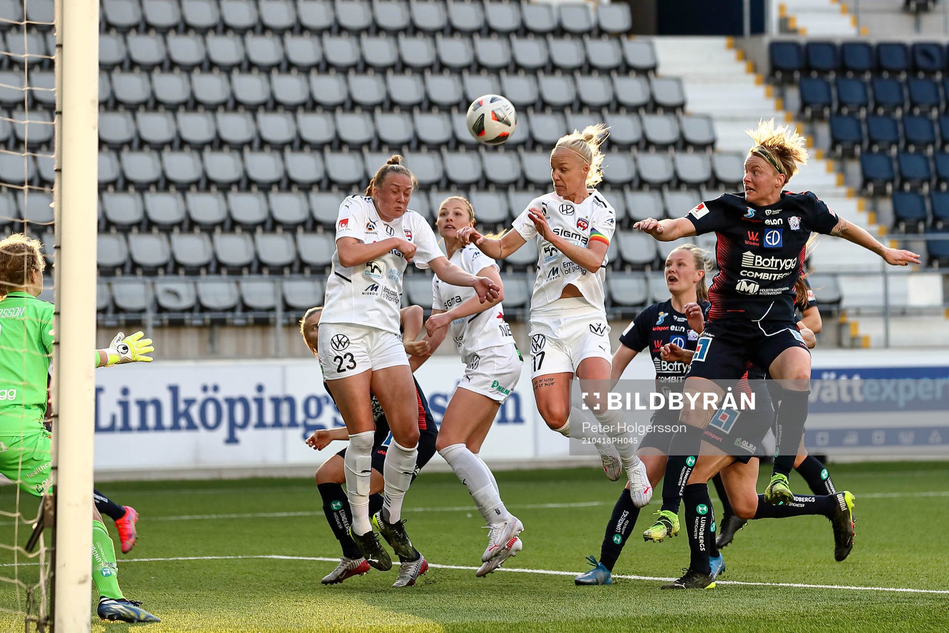 Mål 0-1 av Linköpings Cornelia Kapocs intill Caroline