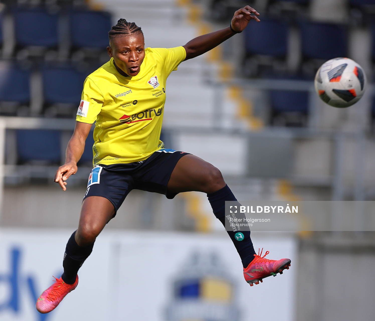 Linköpings Uchenna Grace Kanu före fotbollsmatchen i